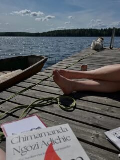 🇫🇮 🌿 Takaisin töissä - akut ladattu. 🤍
Kesätauko teki juuri sen, mitä toivoinkin. Luin tätä hyvää kirjaa (no spoilers please), vietin aikaa ihanien ihmisten kanssa, oltiin luonnossa ja pääsin ensimmäistä kertaa kokemaan MM-rallin. Kun liput ja mahdollisuus osuivat kohdalle, niin miksei! Olipa muuten kokemus. 🚗💨

Nyt on ihana palata takaisin töiden pariin uusin ideoin ja energioin.
Jos yrityksesi kaipaa uusia kuvia, kuvapankkia, brändikuvia, tuotekuvia tai vaikka haluat vain jutella, niin laita rohkeasti viestiä. 📸
Ihanaa olla takaisin, mitä sinun loppukesääsi kuuluu? 🌞

…

🇬🇧 🌿 Back at work - batteries recharged. 🤍
The summer break did exactly what I’d hoped it would. I read this brilliant book (no spoilers, please), spent time with lovely people, got out into nature and got to experience the World Rally Championship for the first time. 
When the tickets and the opportunity came along, why not! Quite an experience, that was. 🚗💨

It’s lovely to be back at work now, full of fresh ideas and energy. If your company needs new photos, an image bank, brand images, product shots, or if you just want to have a chat, please feel free message me. 📸
It’s lovely to be back, how’s your late summer going? 🌞

…

🇸🇪 🌿 Jag är tillbaka - med fulladdade batterier. 🤍
Sommarlovet blev precis som jag hade hoppats. Jag har hunnit läsa på denna fantastiska bok (inga spoilers, tack!), hängt med härliga människor, varit ute i naturen och fått uppleva Rally-VM för första gången. När biljetterna och chansen dök upp, varför inte! Det var verkligen en upplevelse. 🚗💨

Det är fint att vara tillbaka i arbete nu, full av nya idéer och energi. Om ditt företag behöver nya foton, en bildbank, bilder för varumärket, produktbilder eller om du bara vill prata lite, hör så gärna av dig. 📸
Det är härligt att vara tillbaka, hur går det med din sensommar? 🌞