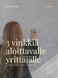 🇫🇮 3 vinkkiä aloittavalle yrittäjälle, joita olisin itse kaivannut alussa.
🇬🇧 3 tips for new entrepreneurs I wish I’d heard when I started.
🇸🇪 3 tips till nya företagare som jag själv hade behövt höra i början.

AI has helped me translate the texts ✌️
#nytstudioon #valokuvaaja #yrityskuvaus #helsinki #vinkki 

🇫🇮 1. Hanki nettisivut. Jos se ei ole sun omaa osaamista, älä käytä liikaa aikaa niiden tekemiseen. 😅
🇬🇧 1. Get a website. If it’s not your thing, don’t spend a long time trying to build one yourself, get someone to do it. 😅
🇸🇪 1. Skaffa en hemsida. Om det inte är din grej, lägg inte för mycket tid på att försöka bygga en själv. Be någon annan göra det. 😅

🇫🇮 Koska myös sinun aikasi on arvokasta...
🇬🇧 Because your time is valuable, too...
🇸🇪 Eftersom även din tid är värdefull...

🇫🇮 2. Hanki oma kuvapankki. 📸 Itse otetut kännykuvat ja stock-kuvat eivät aina tunnu omilta. Hyvillä kuvilla on helpompi näyttää, kuka olet ja mitä teet.
🇬🇧 2. Build your own image library. 📸 Your own phone photos and generic stock images don’t always feel like you. Good images make it easier to show who you are and what you do.
🇸🇪 2. Skaffa ditt eget bildarkiv. 📸
Dina egna mobilbilder och generiska stockbilder speglar inte alltid dig bra. Bra bilder gör det lättare att visa vem du är och vad du gör.

🇫🇮 Kuvien pitäisi tuntua sinulta. Anna asiakkaiden tutustua sinuun ja siihen, mitä yrityksesi oikeasti on.
🇬🇧 Your photos should feel like you. Let your clients get to know you and what your business is really about.
🇸🇪 Dina bilder borde kännas som du. Låt dina kunder lära känna dig och det som ditt företag verkligen handlar om.

🇫🇮 3. Älä yritä tehdä kaikkea itse. Tämän olen itse oppinut kantapään kautta. 😅
🇬🇧 3. Don’t try to do everything yourself. This is something I’ve learned the hard way. 😅
🇸🇪 3. Försök inte göra allt själv. Det här har jag själv fått lära mig den hårda vägen. 😅

🇫🇮 Oma aika on myös resurssi 🌸.
Aikaa, jonka voisit käyttää asiakkaisiin, myyntiin tai siihen, missä olet parhaimmillasi.
🇬🇧 Your time is a resource too 🌸.
Time you could spend on clients, sales, or the things you’re actually good at.
🇸🇪 Din tid är o