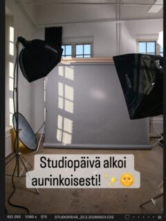 🇫🇮 Aurinko paistaa studiolle ☀️
Studiopäivä käynnissä!

⸻

🇬🇧 Sunny vibes in the studio today ☀️
Studio Day is in action!

⸻

🇸🇪 Sol i studion idag ☀️
Studiodag på gång!