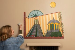 🇫🇮 Alppilan porraskäytävät… ✨
Kuvattiin Veera, @vv.machine 3 muraalia, jotka toivottavat sisään tullessa heti tervetulleeksi.
Kuvattu lämpimällä, vähän retrohenkisellä mutta silti modernilla fiiliksellä, joka sopii taloon.
💛 Veera toi arkiympäristöön Alppilan tunnelmaa ja tekee kaupungista kauniimman, yksi porraskäytävä tai taideteos kerrallaan.

🇬🇧 Stairwells in Alppila… ✨
I photographed 3 murals by Veera, VV-Machine that welcome you the moment you step inside.
Photographed with a warm, slightly retro, yet still modern vibe, that is fitting the building.
💛 Veera brought the spirit of Alppila into the everyday space, makes the city more beautiful, one stairwell or artwork at a time.

🇸🇪 Trappuppgångar i Alphyddan… ✨
Jag fotograferade Veera, VV-Machines 3 muraler som möter dig direkt när du kliver in.
Fotat med varma, lite retro men ändå moderna vibes, och passar fint med huset.
💛 Veera tog in Alphyddans känsla i vardagsmiljön och gör staden vackrare, en trappuppgång eller konstverk i taget.

#nytstudioon #valokuvaaja #helsinki #valokuvaus #yrityskuvaus