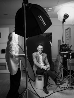 🇫🇮 Henkilöstökuvat kuntoon ennen messuja ✨

📸 Kuvattiin @performanceinlighting_finland hauska tiimi tummalla taustalla ja valolla leikitellen, tyyli, joka sopii juuri heidän tekemiseen. 💡

📍 Nyt heidät löytää Sähkö-Electricity messuilta ja heillä on lähestyttävät edustavat kuvat itsestään 🙌
Kiitos kun sain tulla kuvaamaan!

🇬🇧 Staff photos ready before the trade fair ✨

📸 I photographed the fun team at Performance iN Lighting Finland on a dark background, playing with light. A style that fits perfectly with what they do. 💡

📍 Now you can find them at the Electricity trade fair, and they have approachable, professional images to represent themselves 🙌
Thank you for having me!

🇸🇪 Personalfoton redo inför mässan ✨

📸 Jag fotograferade det härliga teamet på Performance iN Lighting Finland med mörk bakgrund och lek med ljus. En stil som passar just dem, för det de gör. 💡

📍 Nu hittar ni dem på Sähkö-Electricity-mässan, och de har representativa och lättillgängliga bilder av sig själva 🙌
Tack för att jag fick fotografera er!

#nytstudioon #valokuvaaja #helsinki #valokuvaus #yrityskuvaus